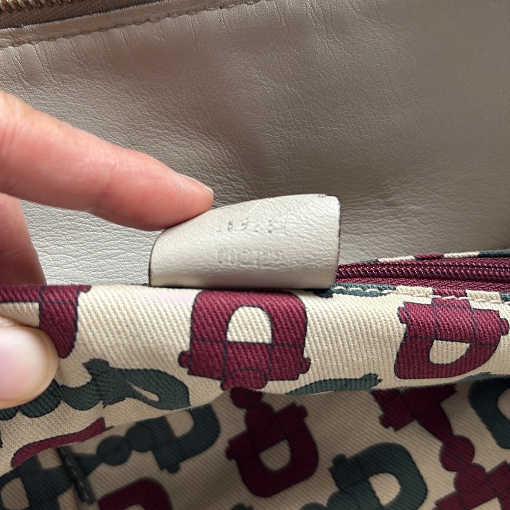 Gucci GG Signature Abbey Tote - Picture 15 of 16